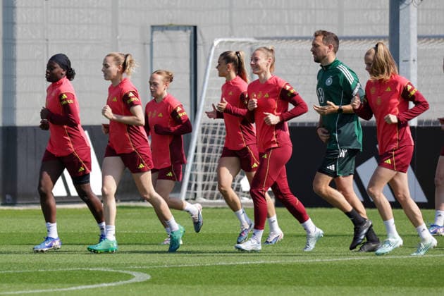 16.04.2026, xgrfx, Fussball DFB-Medientermine, Deutsche Frauennationalmannschaft - Training v.l. Nicole Anyomi, Laura Freigang, Lisanne Gräwe, Selina Cerci, Janina Minge, Vivien Endemann (Deutsche Frauennationalmannschaft) (DFL DFB REGULATIONS PROHIBIT ANY USE OF PHOTOGRAPHS as IMAGE SEQUENCES and or QUASI-VIDEO) Herzogenaurach