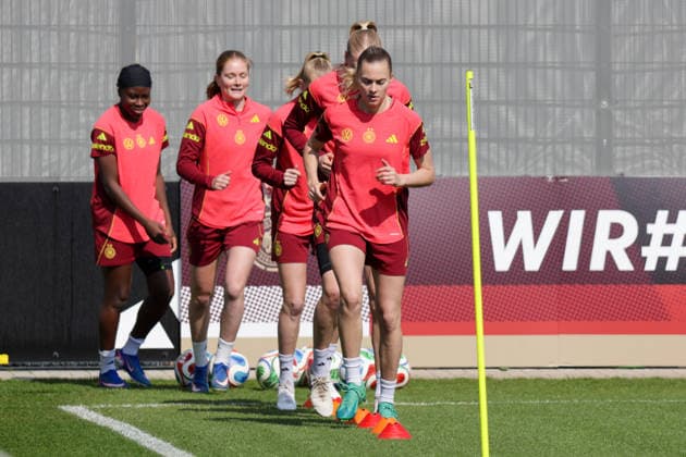 16.04.2026, xgrfx, Fussball DFB-Medientermine, Deutsche Frauennationalmannschaft - Training v.l. Nicole Anyomi, Sjoeke Nüsken, Laura Freigang (Deutsche Frauennationalmannschaft) (DFL DFB REGULATIONS PROHIBIT ANY USE OF PHOTOGRAPHS as IMAGE SEQUENCES and or QUASI-VIDEO) Herzogenaurach