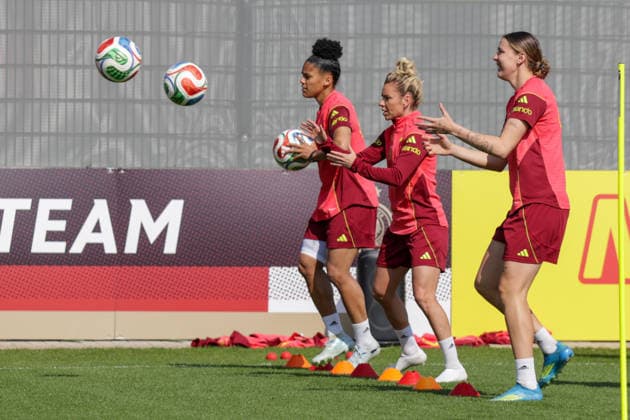 16.04.2026, xgrfx, Fussball DFB-Medientermine, Deutsche Frauennationalmannschaft - Training v.l. Shekiera Martinez, Linda Dallmann, Larissa Mühlhaus (Deutsche Frauennationalmannschaft) (DFL DFB REGULATIONS PROHIBIT ANY USE OF PHOTOGRAPHS as IMAGE SEQUENCES and or QUASI-VIDEO) Herzogenaurach
