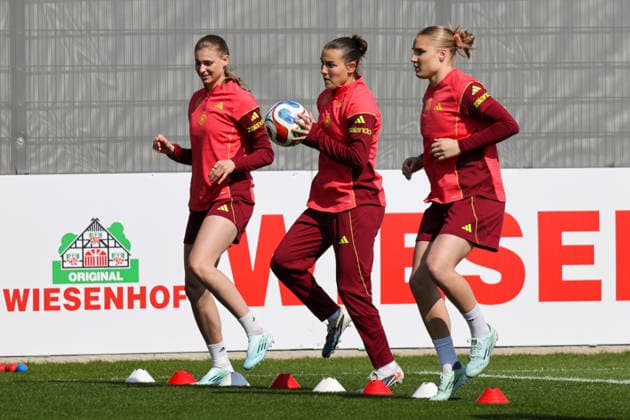 16.04.2026, xgrfx, Fussball DFB-Medientermine, Deutsche Frauennationalmannschaft - Training v.l. Jule Brand, Carlotta Wamser, Jella Veit (Deutsche Frauennationalmannschaft) (DFL DFB REGULATIONS PROHIBIT ANY USE OF PHOTOGRAPHS as IMAGE SEQUENCES and or QUASI-VIDEO) Herzogenaurach