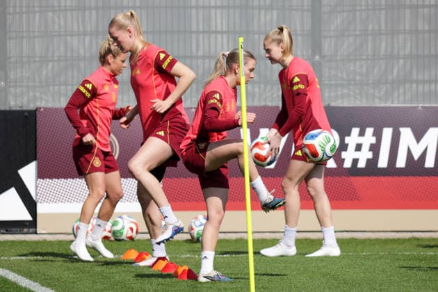 16.04.2026, xgrfx, Fussball DFB-Medientermine, Deutsche Frauennationalmannschaft - Training v.l. Camilla Küver, Elisa Senß (Deutsche Frauennationalmannschaft) (DFL DFB REGULATIONS PROHIBIT ANY USE OF PHOTOGRAPHS as IMAGE SEQUENCES and or QUASI-VIDEO) Herzogenaurach