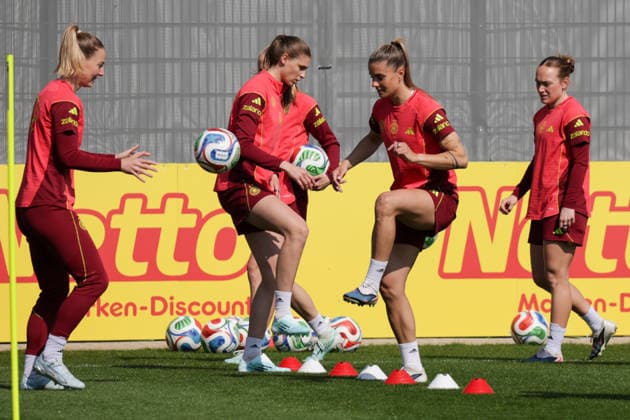 16.04.2026, xgrfx, Fussball DFB-Medientermine, Deutsche Frauennationalmannschaft - Training v.l. Sarai Linder, Jule Brand, Selina Cerci, Lisanne Gräwe (Deutsche Frauennationalmannschaft) (DFL DFB REGULATIONS PROHIBIT ANY USE OF PHOTOGRAPHS as IMAGE SEQUENCES and or QUASI-VIDEO) Herzogenaurach