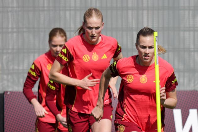 16.04.2026, xgrfx, Fussball DFB-Medientermine, Deutsche Frauennationalmannschaft - Training v.l. Camilla Küver, Laura Freigang (Deutsche Frauennationalmannschaft) (DFL DFB REGULATIONS PROHIBIT ANY USE OF PHOTOGRAPHS as IMAGE SEQUENCES and or QUASI-VIDEO) Herzogenaurach