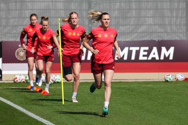16.04.2026, xgrfx, Fussball DFB-Medientermine, Deutsche Frauennationalmannschaft - Training v.l. Sjoeke Nüsken, Janina Minge, Camilla Küver, Laura Freigang (Deutsche Frauennationalmannschaft) (DFL DFB REGULATIONS PROHIBIT ANY USE OF PHOTOGRAPHS as IMAGE SEQUENCES and or QUASI-VIDEO) Herzogenaurach *** 16 04 2026, xgrfx, Football DFB Media Dates, German Womens National Team Training f l Sjoeke Nüsken, Janina Minge, Camilla Küver, Laura Freigang German Womens National Team DFL DFB REGULATIONS PROHIBIT ANY USE OF PHOTOGRAPHS as IMAGE SEQUENCES and or QUASI VIDEO Herzogenaurach