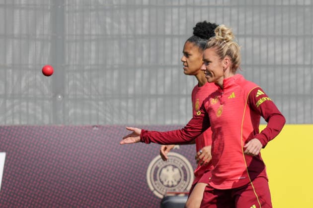 16.04.2026, xgrfx, Fussball DFB-Medientermine, Deutsche Frauennationalmannschaft - Training v.l. Shekiera Martinez, Linda Dallmann (Deutsche Frauennationalmannschaft) (DFL DFB REGULATIONS PROHIBIT ANY USE OF PHOTOGRAPHS as IMAGE SEQUENCES and or QUASI-VIDEO) Herzogenaurach