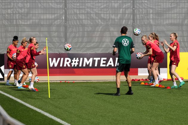 16.04.2026, xgrfx, Fussball DFB-Medientermine, Deutsche Frauennationalmannschaft - Training v.l. Shekiera Martinez, Linda Dallmann, Elisa Senß, Camila Küver, Laura Freigang (Deutsche Frauennationalmannschaft) (DFL DFB REGULATIONS PROHIBIT ANY USE OF PHOTOGRAPHS as IMAGE SEQUENCES and or QUASI-VIDEO) Herzogenaurach