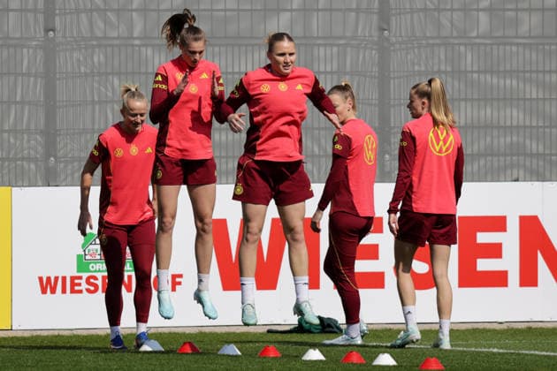 16.04.2026, xgrfx, Fussball DFB-Medientermine, Deutsche Frauennationalmannschaft - Training v.l. Lea Schüller, Jule Brand, Jella Veit (Deutsche Frauennationalmannschaft) (DFL DFB REGULATIONS PROHIBIT ANY USE OF PHOTOGRAPHS as IMAGE SEQUENCES and or QUASI-VIDEO) Herzogenaurach
