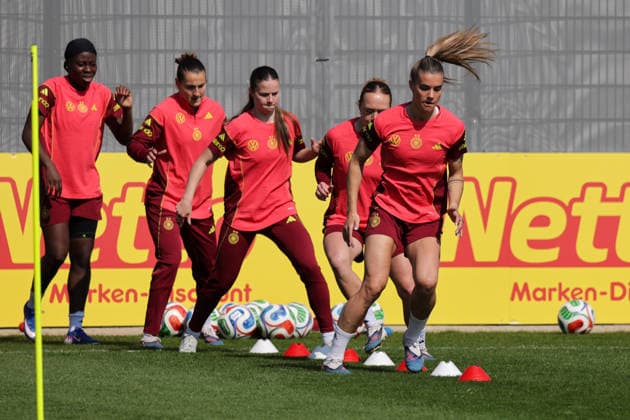 16.04.2026, xgrfx, Fussball DFB-Medientermine, Deutsche Frauennationalmannschaft - Training v.l. Nicole Anyomi, Carlotta Wamser, Sarah Mattner-Trembleau, Lisanne Gräwe, Selina Cerci (Deutsche Frauennationalmannschaft) (DFL DFB REGULATIONS PROHIBIT ANY USE OF PHOTOGRAPHS as IMAGE SEQUENCES and or QUASI-VIDEO) Herzogenaurach