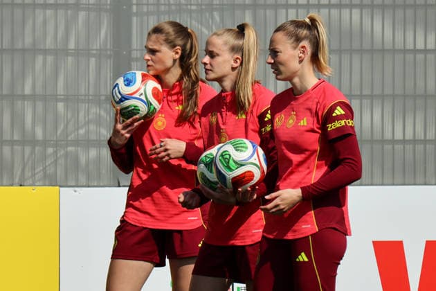 Herzogenaurach, Deutschland 16. April 2026: Vorbereitung auf das Frauen WM-Qualifikationsspiel Österreich vs. Deutschland - Training in Herzogenaurach Im Bild: v.li. Jule Brand (Deutschland), Vivien Endemann (Deutschland) und Sarai Linder (Deutschland) Copyright: HMBxMedia MadeleinexFantini