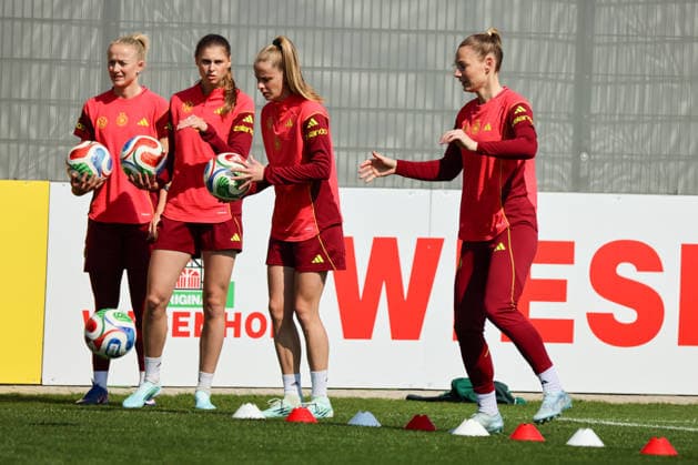 Herzogenaurach, Deutschland 16. April 2026: Vorbereitung auf das Frauen WM-Qualifikationsspiel Österreich vs. Deutschland - Training in Herzogenaurach Im Bild: v.li. Lea Schüller Schueller (Deutschland), Jule Brand (Deutschland), Vivien Endemann (Deutschland) und Sarai Linder (Deutschland) Copyright: HMBxMedia MadeleinexFantini