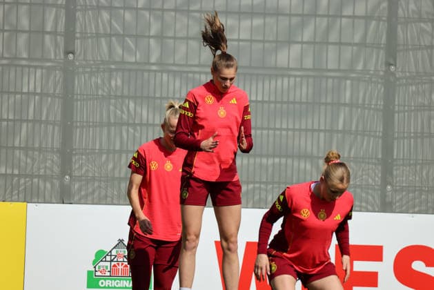 Herzogenaurach, Deutschland 16. April 2026: Vorbereitung auf das Frauen WM-Qualifikationsspiel Österreich vs. Deutschland - Training in Herzogenaurach Im Bild: v.li. Lea Schüller Schueller (Deutschland), teilweise verdeckt, Jule Brand (Deutschland) und Jella Veit (Deutschland) Copyright: HMBxMedia MadeleinexFantini