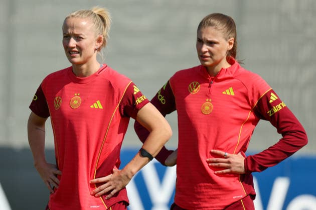 Herzogenaurach, Deutschland 16. April 2026: Vorbereitung auf das Frauen WM-Qualifikationsspiel Österreich vs. Deutschland - Training in Herzogenaurach Im Bild: v.li. Lea Schüller Schueller (Deutschland) und Jule Brand (Deutschland) Copyright: HMBxMedia MadeleinexFantini