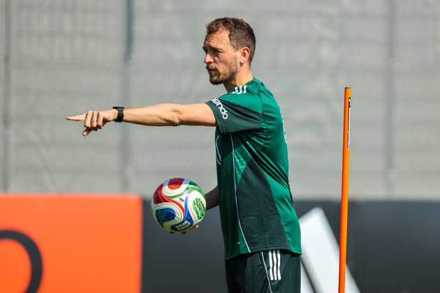 Herzogenaurach, Deutschland 16. April 2026: Vorbereitung auf das Frauen WM-Qualifikationsspiel Österreich vs. Deutschland - Training in Herzogenaurach Im Bild: Athletiktrainer Julius Balsmeier (Deutschland) Copyright: HMBxMedia MadeleinexFantini