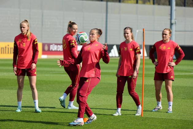 Herzogenaurach, Deutschland 16. April 2026: Vorbereitung auf das Frauen WM-Qualifikationsspiel Österreich vs. Deutschland - Training in Herzogenaurach Im Bild: v.li. Vivien Endemann (Deutschland), Sarai Linder (Deutschland), Carlotta Wamser (Deutschland), Sarah Mattner-Trembleau (Deutschland) und Lisanne Gräwe Graewe (Deutschland) Copyright: HMBxMedia MadeleinexFantini