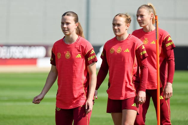 Herzogenaurach, Deutschland 16. April 2026: Vorbereitung auf das Frauen WM-Qualifikationsspiel Österreich vs. Deutschland - Training in Herzogenaurach Im Bild: v.li. Sarah Mattner-Trembleau (Deutschland) und Lisanne Gräwe Graewe (Deutschland) und Sarai Linder (Deutschland) Copyright: HMBxMedia MadeleinexFantini