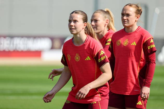 Herzogenaurach, Deutschland 16. April 2026: Vorbereitung auf das Frauen WM-Qualifikationsspiel Österreich vs. Deutschland - Training in Herzogenaurach Im Bild: v.li. Sarah Mattner-Trembleau (Deutschland) und Lisanne Gräwe Graewe (Deutschland) Copyright: HMBxMedia MadeleinexFantini