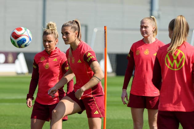 Herzogenaurach, Deutschland 16. April 2026: Vorbereitung auf das Frauen WM-Qualifikationsspiel Österreich vs. Deutschland - Training in Herzogenaurach Im Bild: v.li. Linda Dallmann (Deutschland), Selina Cerci (Deutschland) und Janina Minge (Deutschland) Copyright: HMBxMedia MadeleinexFantini
