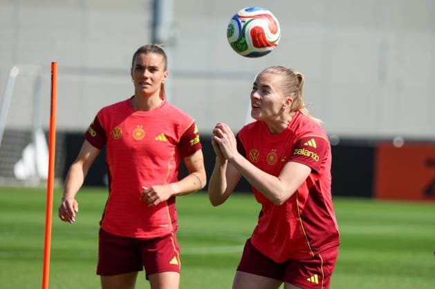Herzogenaurach, Deutschland 16. April 2026: Vorbereitung auf das Frauen WM-Qualifikationsspiel Österreich vs. Deutschland - Training in Herzogenaurach Im Bild: Laura Freigang (Deutschland) im Kopfballtraining Copyright: HMBxMedia MadeleinexFantini