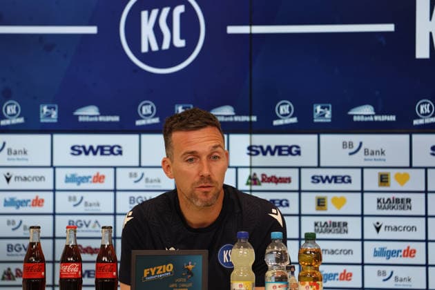 16.04.2026, xrekx, Fussball 2.Bundesliga , Karlsruher SC - Pressekonferenz v.l. Christian Eichner Trainer (Karlsruher SC) (DFL DFB REGULATIONS PROHIBIT ANY USE OF PHOTOGRAPHS as IMAGE SEQUENCES and or QUASI-VIDEO) Karlsruhe
