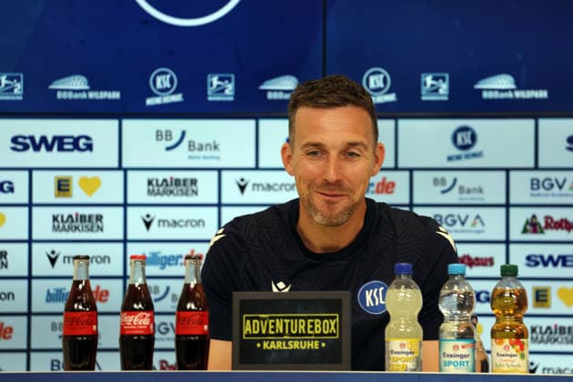 16.04.2026, xrekx, Fussball 2.Bundesliga , Karlsruher SC - Pressekonferenz v.l. Christian Eichner Trainer (Karlsruher SC) (DFL DFB REGULATIONS PROHIBIT ANY USE OF PHOTOGRAPHS as IMAGE SEQUENCES and or QUASI-VIDEO) Karlsruhe