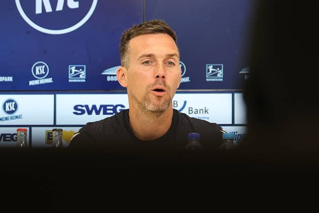 16.04.2026, xrekx, Fussball 2.Bundesliga , Karlsruher SC - Pressekonferenz v.l. Christian Eichner Trainer (Karlsruher SC) (DFL DFB REGULATIONS PROHIBIT ANY USE OF PHOTOGRAPHS as IMAGE SEQUENCES and or QUASI-VIDEO) Karlsruhe