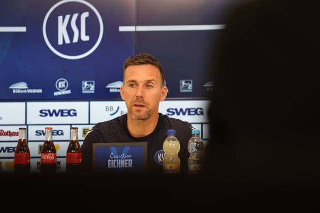 16.04.2026, xrekx, Fussball 2.Bundesliga , Karlsruher SC - Pressekonferenz v.l. Christian Eichner Trainer (Karlsruher SC) (DFL DFB REGULATIONS PROHIBIT ANY USE OF PHOTOGRAPHS as IMAGE SEQUENCES and or QUASI-VIDEO) Karlsruhe