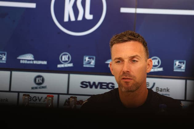 16.04.2026, xrekx, Fussball 2.Bundesliga , Karlsruher SC - Pressekonferenz v.l. Christian Eichner Trainer (Karlsruher SC) (DFL DFB REGULATIONS PROHIBIT ANY USE OF PHOTOGRAPHS as IMAGE SEQUENCES and or QUASI-VIDEO) Karlsruhe