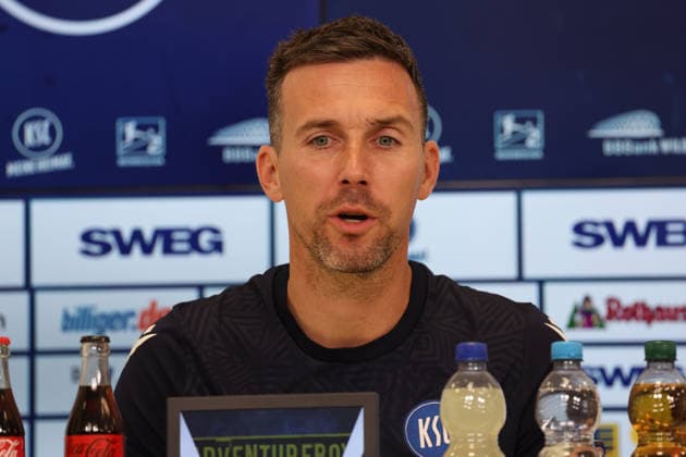 16.04.2026, xrekx, Fussball 2.Bundesliga , Karlsruher SC - Pressekonferenz v.l. Christian Eichner Trainer (Karlsruher SC) (DFL DFB REGULATIONS PROHIBIT ANY USE OF PHOTOGRAPHS as IMAGE SEQUENCES and or QUASI-VIDEO) Karlsruhe