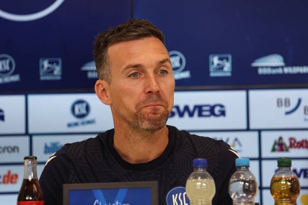 16.04.2026, xrekx, Fussball 2.Bundesliga , Karlsruher SC - Pressekonferenz v.l. Christian Eichner Trainer (Karlsruher SC) (DFL DFB REGULATIONS PROHIBIT ANY USE OF PHOTOGRAPHS as IMAGE SEQUENCES and or QUASI-VIDEO) Karlsruhe