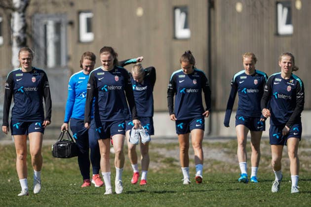 The women s national team is preparing for the World Cup qualifier against Slovenia Lillestrom 20260416 Mathilde Hauge Harviken, Signe Gaupset and Justine Kielland on their way to training for the women s national football team at Vigernesjordet in Lillestrom before the World Cup qualifier against Slovenia Photo Amanda Pedersen Giske NTB Lillestrom Norway EDITORIAL USE ONLY RESTRICTED USE FOR BETTING COMPANIES  Copyright: xAmandaxPedersenxGiskexx xNTBx