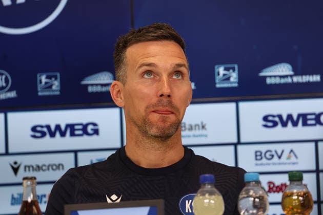 16.04.2026, xrekx, Fussball 2.Bundesliga , Karlsruher SC - Pressekonferenz v.l. Christian Eichner Trainer (Karlsruher SC) (DFL DFB REGULATIONS PROHIBIT ANY USE OF PHOTOGRAPHS as IMAGE SEQUENCES and or QUASI-VIDEO) Karlsruhe