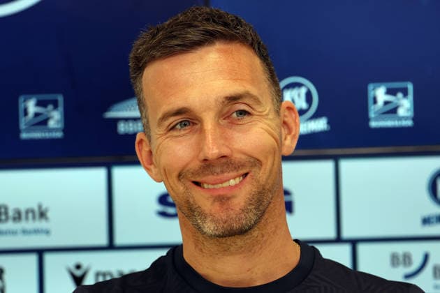 16.04.2026, xrekx, Fussball 2.Bundesliga , Karlsruher SC - Pressekonferenz v.l. Christian Eichner Trainer (Karlsruher SC) (DFL DFB REGULATIONS PROHIBIT ANY USE OF PHOTOGRAPHS as IMAGE SEQUENCES and or QUASI-VIDEO) Karlsruhe