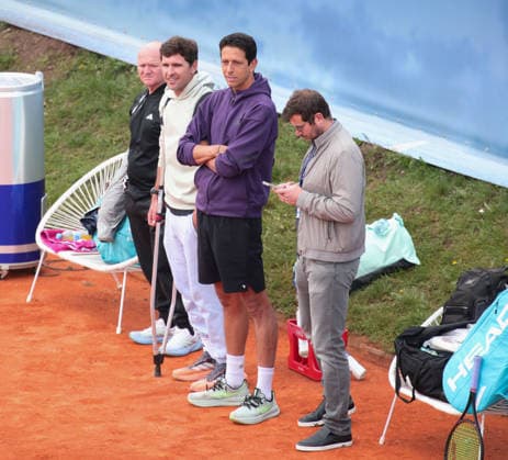 Alexander Zverev trainiert auf einem Aussenplatz, Training, Alexander Zverev Team steht am Spielfeldrand und bei seinem Training zu, L-R. Physiotherapeut Ramon Punzano, Bruder Mischa Zverev, Freund und Doubles Partner Marcelo Melo und Manager Sergei Bubka. Copyright: xJuergenxHasenkopfx