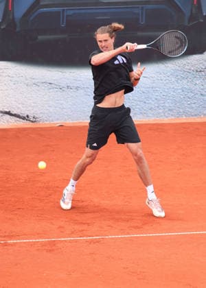 Alexander Zverev trainiert auf einem Aussenplatz, Training Copyright: xJuergenxHasenkopfx