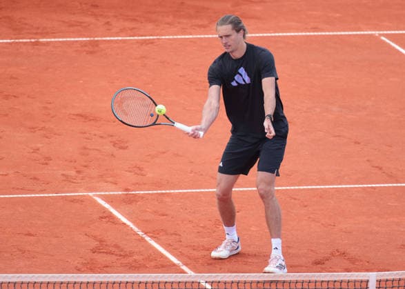 Alexander Zverev trainiert auf einem Aussenplatz, Training Copyright: xJuergenxHasenkopfx