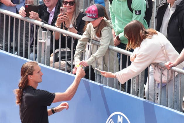 Alexander Zverev schreibt Autogramme nach seinem Training Copyright: xJuergenxHasenkopfx