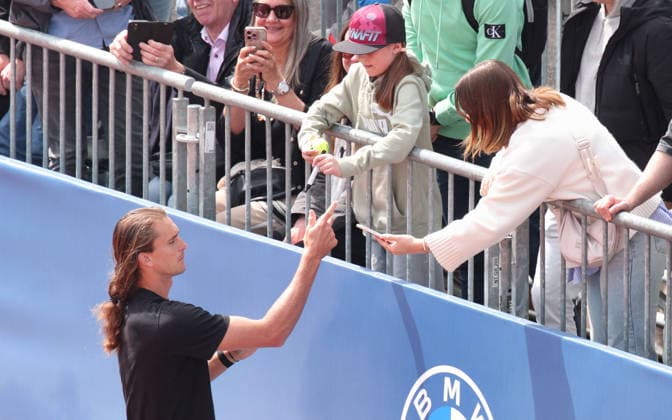 Alexander Zverev schreibt Autogramme nach seinem Training Copyright: xJuergenxHasenkopfx