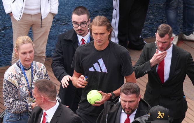 Alexander Zverev schreibt Autogramme nach seinem Training Copyright: xJuergenxHasenkopfx