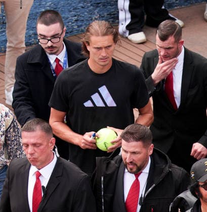 Alexander Zverev schreibt Autogramme nach seinem Training Copyright: xJuergenxHasenkopfx