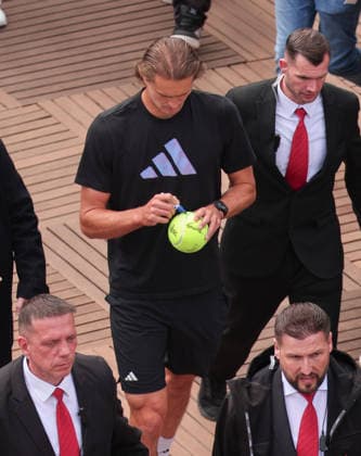 Alexander Zverev schreibt Autogramme nach seinem Training Copyright: xJuergenxHasenkopfx