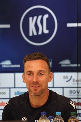 16.04.2026, xrekx, Fussball 2.Bundesliga , Karlsruher SC - Pressekonferenz v.l. Christian Eichner Trainer (Karlsruher SC) (DFL DFB REGULATIONS PROHIBIT ANY USE OF PHOTOGRAPHS as IMAGE SEQUENCES and or QUASI-VIDEO) Karlsruhe