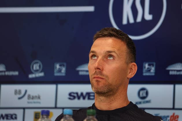 16.04.2026, xrekx, Fussball 2.Bundesliga , Karlsruher SC - Pressekonferenz v.l. Christian Eichner Trainer (Karlsruher SC) (DFL DFB REGULATIONS PROHIBIT ANY USE OF PHOTOGRAPHS as IMAGE SEQUENCES and or QUASI-VIDEO) Karlsruhe