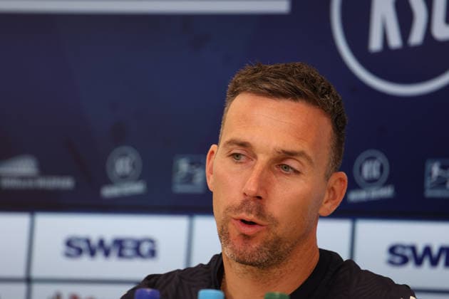 16.04.2026, xrekx, Fussball 2.Bundesliga , Karlsruher SC - Pressekonferenz v.l. Christian Eichner Trainer (Karlsruher SC) (DFL DFB REGULATIONS PROHIBIT ANY USE OF PHOTOGRAPHS as IMAGE SEQUENCES and or QUASI-VIDEO) Karlsruhe