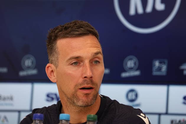 16.04.2026, xrekx, Fussball 2.Bundesliga , Karlsruher SC - Pressekonferenz v.l. Christian Eichner Trainer (Karlsruher SC) (DFL DFB REGULATIONS PROHIBIT ANY USE OF PHOTOGRAPHS as IMAGE SEQUENCES and or QUASI-VIDEO) Karlsruhe
