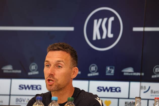 16.04.2026, xrekx, Fussball 2.Bundesliga , Karlsruher SC - Pressekonferenz v.l. Christian Eichner Trainer (Karlsruher SC) (DFL DFB REGULATIONS PROHIBIT ANY USE OF PHOTOGRAPHS as IMAGE SEQUENCES and or QUASI-VIDEO) Karlsruhe