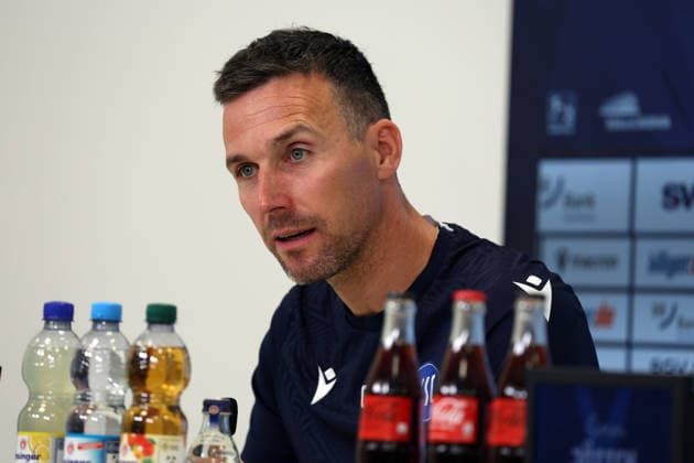 16.04.2026, xrekx, Fussball 2.Bundesliga , Karlsruher SC - Pressekonferenz v.l. Christian Eichner Trainer (Karlsruher SC) (DFL DFB REGULATIONS PROHIBIT ANY USE OF PHOTOGRAPHS as IMAGE SEQUENCES and or QUASI-VIDEO) Karlsruhe