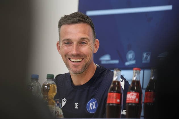 16.04.2026, xrekx, Fussball 2.Bundesliga , Karlsruher SC - Pressekonferenz v.l. Christian Eichner Trainer (Karlsruher SC) (DFL DFB REGULATIONS PROHIBIT ANY USE OF PHOTOGRAPHS as IMAGE SEQUENCES and or QUASI-VIDEO) Karlsruhe