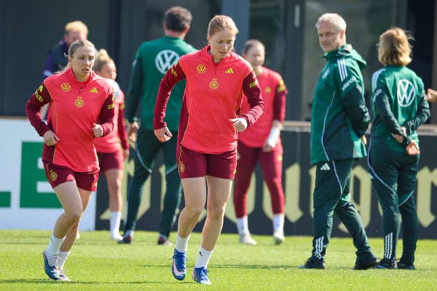Herzogenaurach, Deutschland 16. April 2026: Vorbereitung auf das Frauen WM-Qualifikationsspiel Österreich vs. Deutschland - Training in Herzogenaurach Im Bild: v.li. Elisa Senß Senss (Deutschland) und Sjoeke Nüsken Nuesken (Deutschland) Copyright: HMBxMedia MadeleinexFantini
