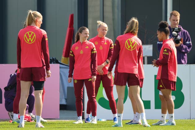 Herzogenaurach, Deutschland 16. April 2026: Vorbereitung auf das Frauen WM-Qualifikationsspiel Österreich vs. Deutschland - Training in Herzogenaurach Im Bild: v.li. die Zweite Sarah Mattner-Trembleau (Deutschland) und Lea Schüller Schueller (Deutschland) mit ihren Mannschaftskolleginnen Copyright: HMBxMedia MadeleinexFantini