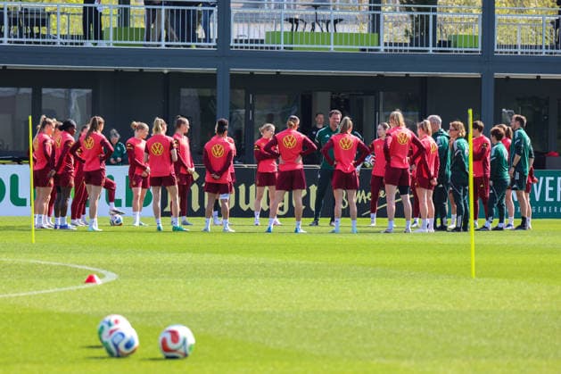 Herzogenaurach, Deutschland 16. April 2026: Vorbereitung auf das Frauen WM-Qualifikationsspiel Österreich vs. Deutschland - Training in Herzogenaurach Im Bild: Die Spielerinnen der deutschen Fußballnationalmannschaft der Frauen im Mannschaftskreis zur Teambesprechung Copyright: HMBxMedia MadeleinexFantini